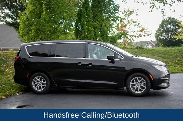 Used 2017 Chrysler Pacifica Touring FWD image 4