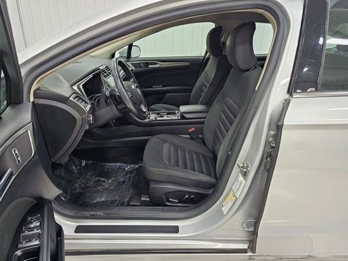 Used 2017 Ford Fusion SE w/ Fusion SE Technology Package FWD image 12