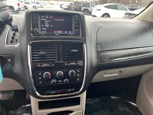 Used 2019 Dodge Grand Caravan SE w/ UConnect Hands-Free Group image 14