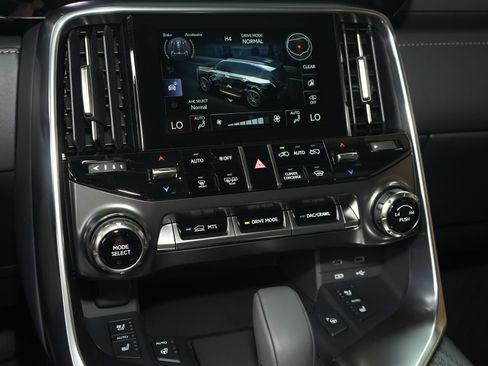 Used 2026 Lexus LX 700h Luxury AWD/4WD image 18
