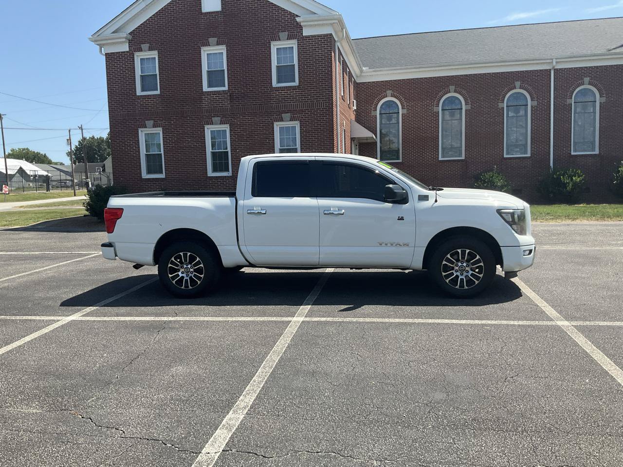 Used 2021 Nissan Titan SV AWD/4WD image 3