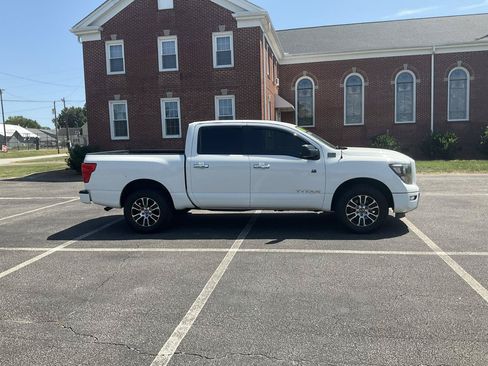 Used 2021 Nissan Titan SV AWD/4WD image 3