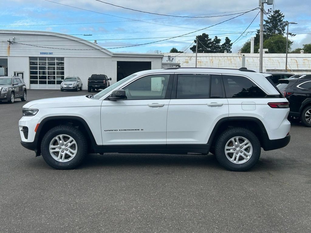 Used 2023 Jeep Grand Cherokee Laredo AWD/4WD image 8