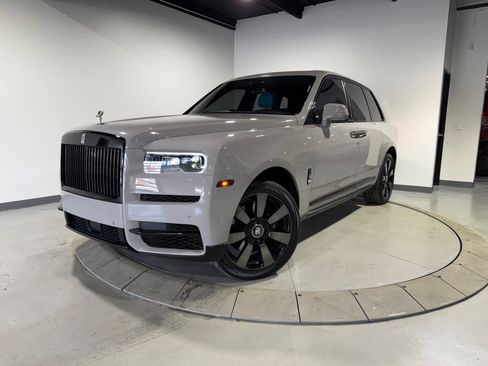 Used 2023 Rolls-Royce Cullinan w/ Cullinan Package image 3