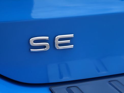 Certified 2023 Volkswagen Taos SE w/ Panoramic Sunroof Package AWD/4WD image 9