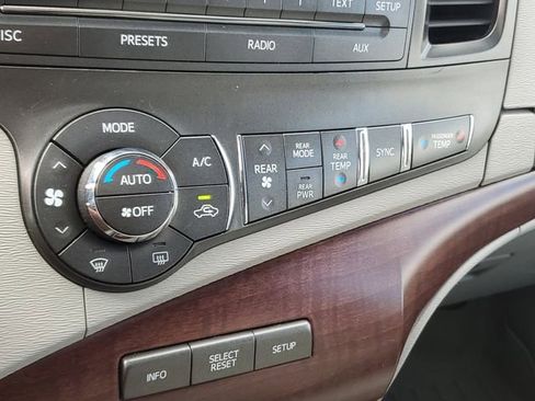 Used 2014 Toyota Sienna XLE image 28