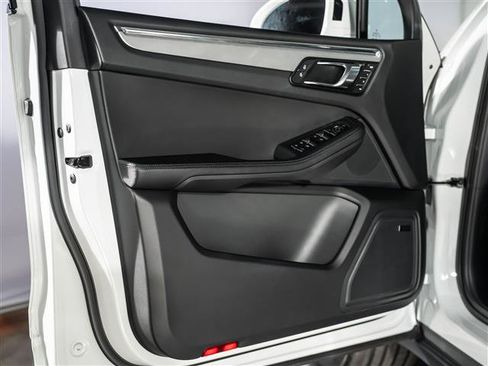 Certified 2026 Porsche Macan AWD/4WD image 21