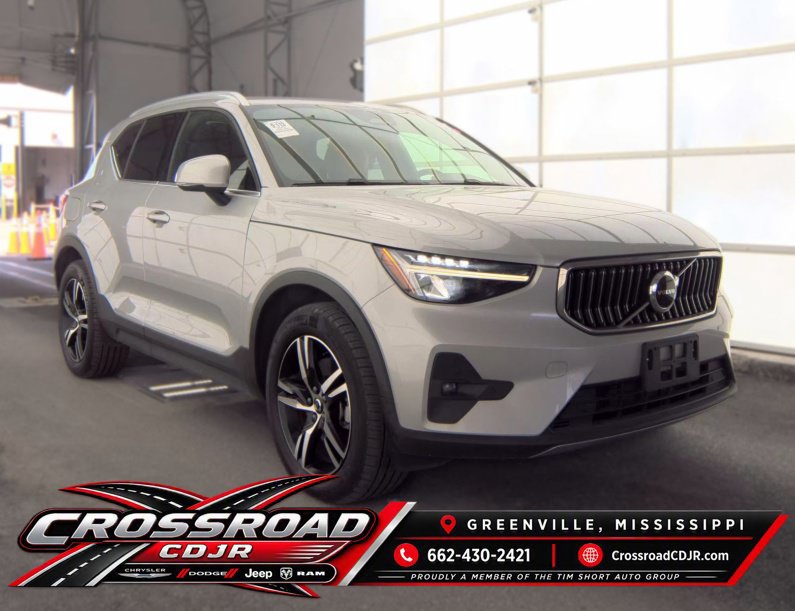 Used 2023 Volvo XC40 B5 Plus AWD/4WD image 1