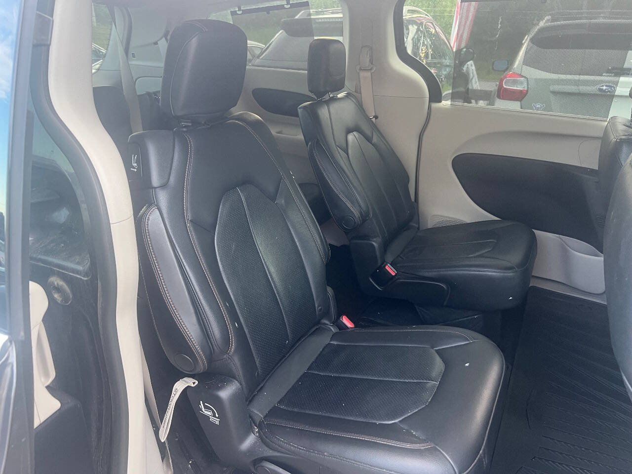 Used 2020 Chrysler Pacifica Touring-L FWD image 15