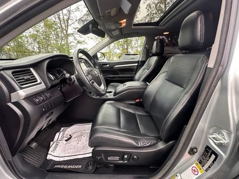 Used 2018 Toyota Highlander XLE AWD/4WD image 24