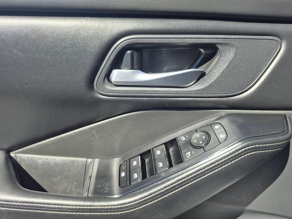 Used 2025 Nissan Rogue SV AWD/4WD image 8