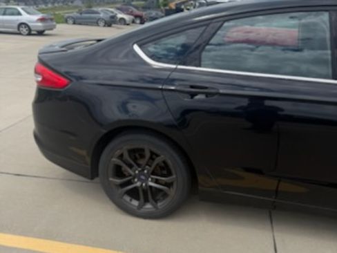 Used 2018 Ford Fusion SE w/ Equipment Group 201A FWD image 4