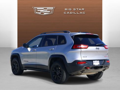Used 2017 Jeep Cherokee Trailhawk AWD/4WD image 3