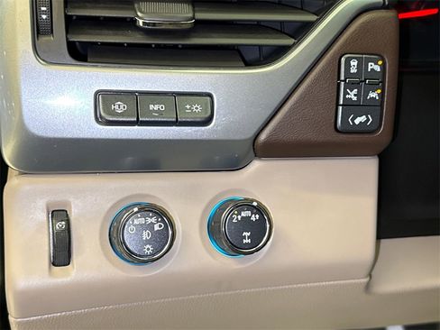 Used 2018 Chevrolet Suburban Premier image 26