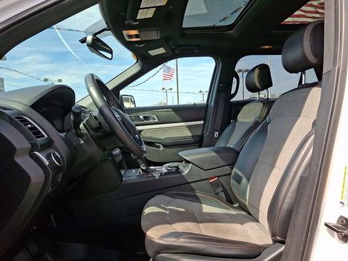 Used 2017 Ford Explorer XLT w/ Equipment Group 202A image 11