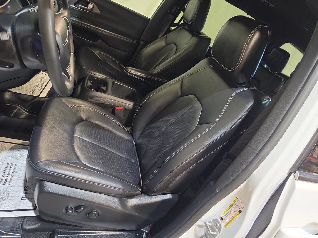 Used 2025 Chrysler Pacifica Select FWD image 13