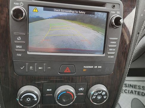 Used 2017 Chevrolet Traverse LT w/ Style and Technology Package FWD image 21