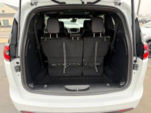 New 2026 Chrysler Pacifica Select image 15