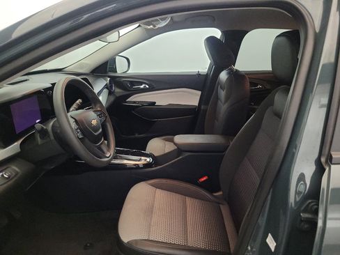 Used 2025 Chevrolet Trax LT FWD image 17