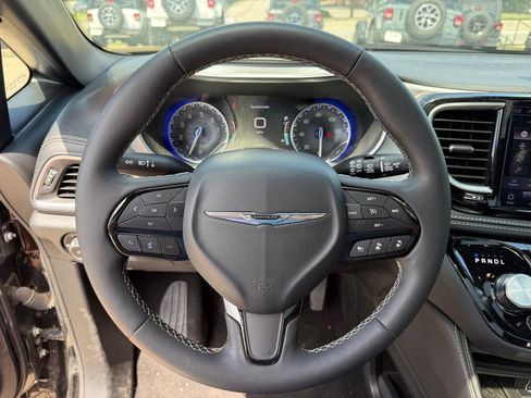 Used 2025 Chrysler Pacifica Limited FWD image 14