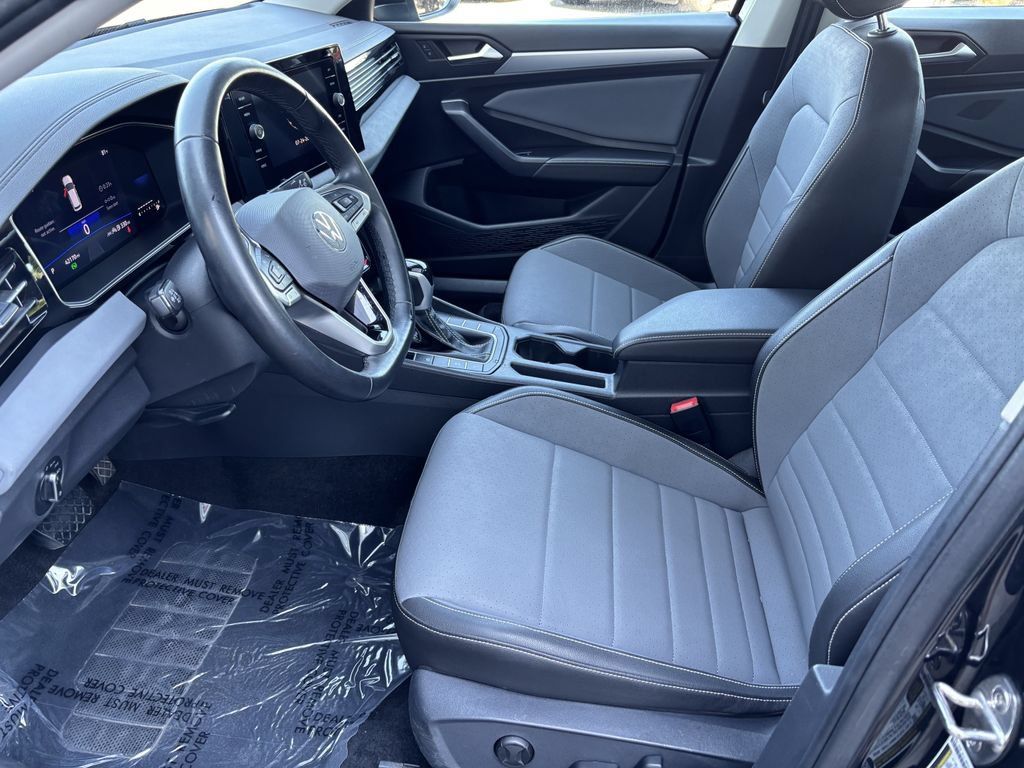 Used 2025 Volkswagen Jetta SE FWD image 12