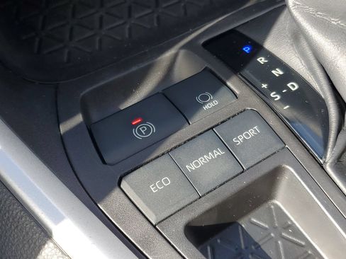 Used 2022 Toyota RAV4 LE FWD image 29