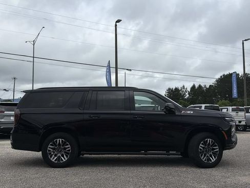 Used 2025 Chevrolet Suburban Z71 AWD/4WD image 5
