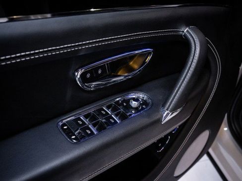 Used 2018 Bentley Bentayga image 18