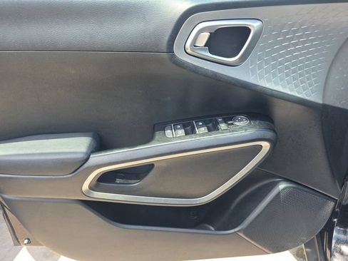 Used 2025 Kia Soul LX w/ LX Technology Package FWD image 7