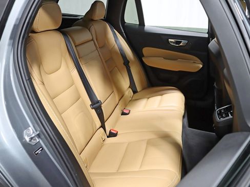 Used 2020 Volvo V60 T5 Cross Country image 30