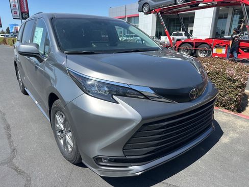 Used 2026 Toyota Sienna XLE FWD image 1