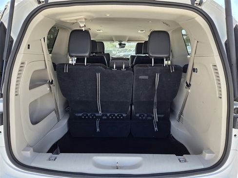 Certified 2023 Chrysler Pacifica Touring-L image 9