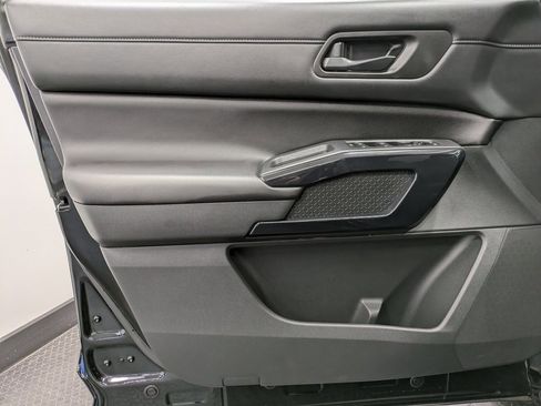 Used 2024 Nissan Pathfinder SV image 8