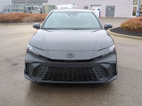 Used 2025 Toyota Camry SE image 3