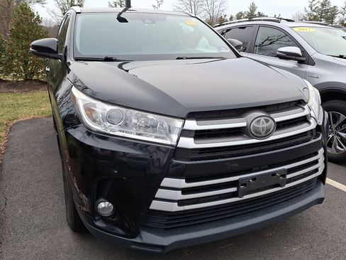Used 2019 Toyota Highlander XLE image 2