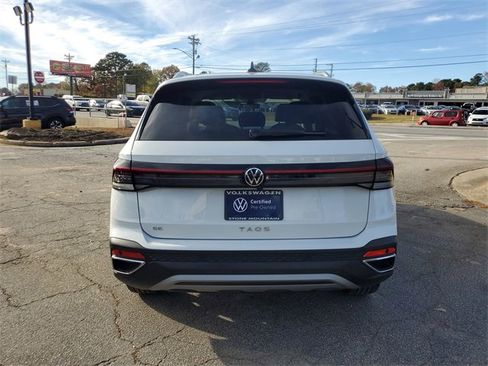 Certified 2025 Volkswagen Taos SE image 5