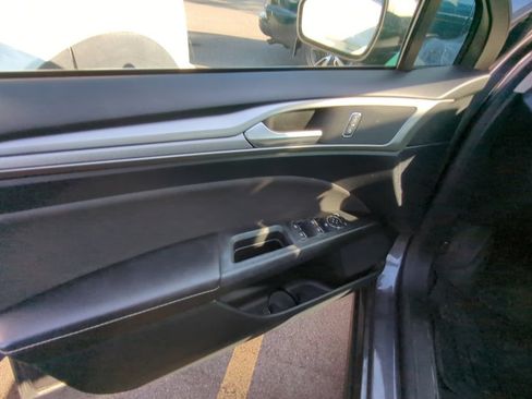 Used 2019 Ford Fusion SE FWD image 7