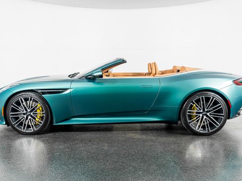 Used 2025 Aston Martin DB12 Convertible image 17