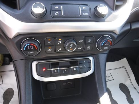 Used 2022 GMC Acadia SLE w/ LPO, Floor Liner Package FWD image 19