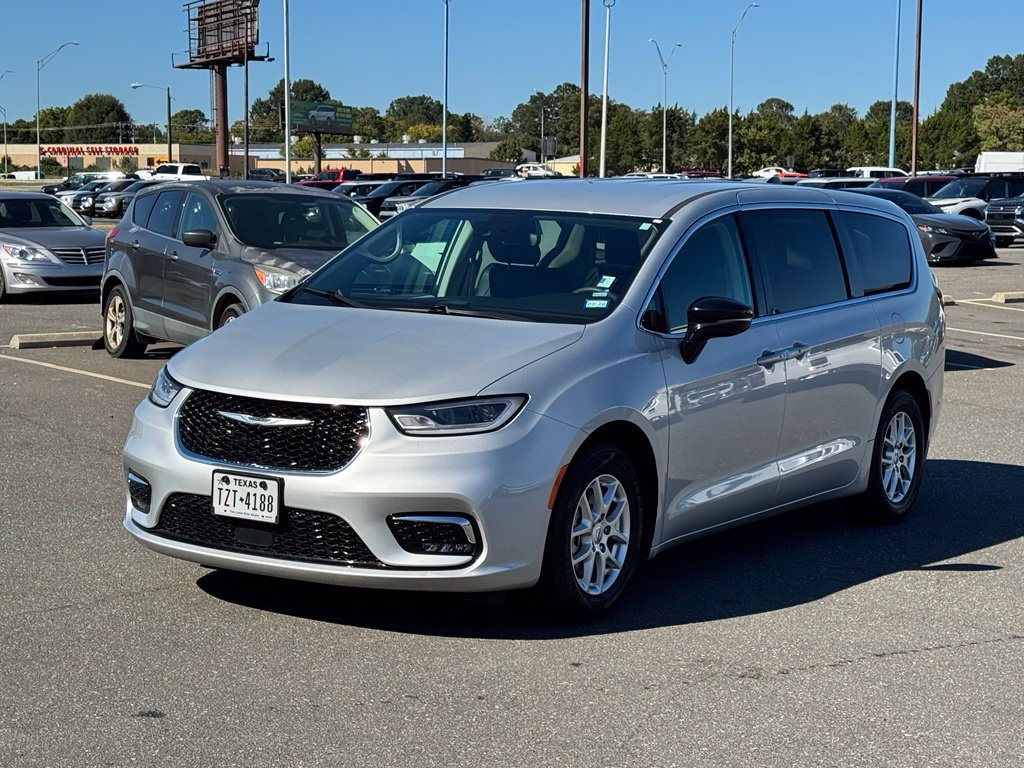 Used 2024 Chrysler Pacifica Touring-L FWD image 2