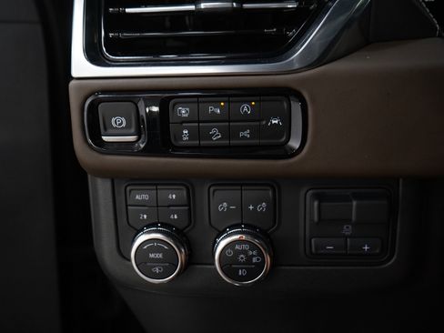 Used 2025 GMC Yukon XL Denali Ultimate AWD/4WD image 26