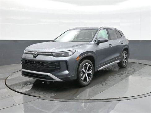 New 2026 Volkswagen Tiguan SE image 3