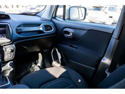 Used 2018 Jeep Renegade Latitude w/ Popular Equipment Group image 15