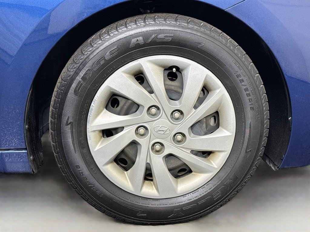 Used 2020 Hyundai Elantra SE FWD image 30