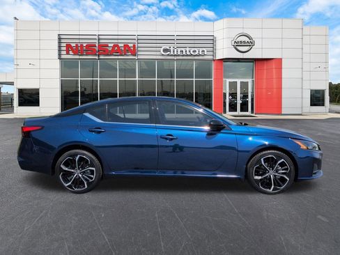 Used 2024 Nissan Altima 2.5 SR w/ SR Premium Package AWD/4WD image 2