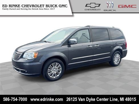 Used 2016 Chrysler Town & Country Limited FWD image 1
