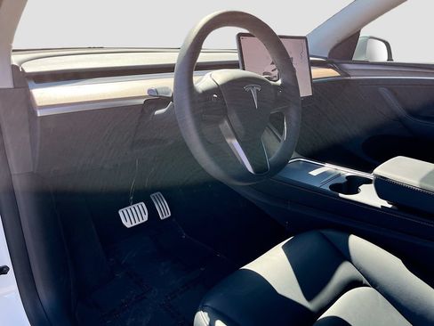 Used 2024 Tesla Model Y Performance AWD/4WD image 9
