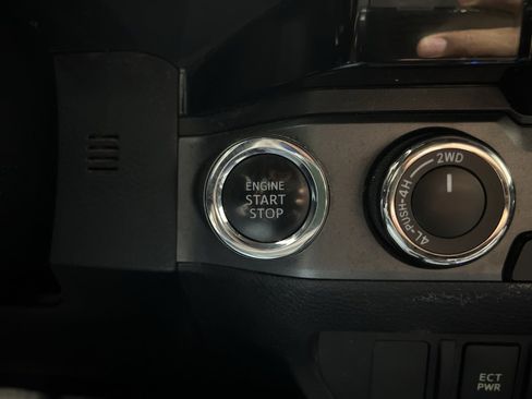 Used 2018 Toyota Tacoma TRD Off-Road image 15