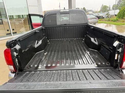 Used 2021 Toyota Tacoma SR5 AWD/4WD image 30