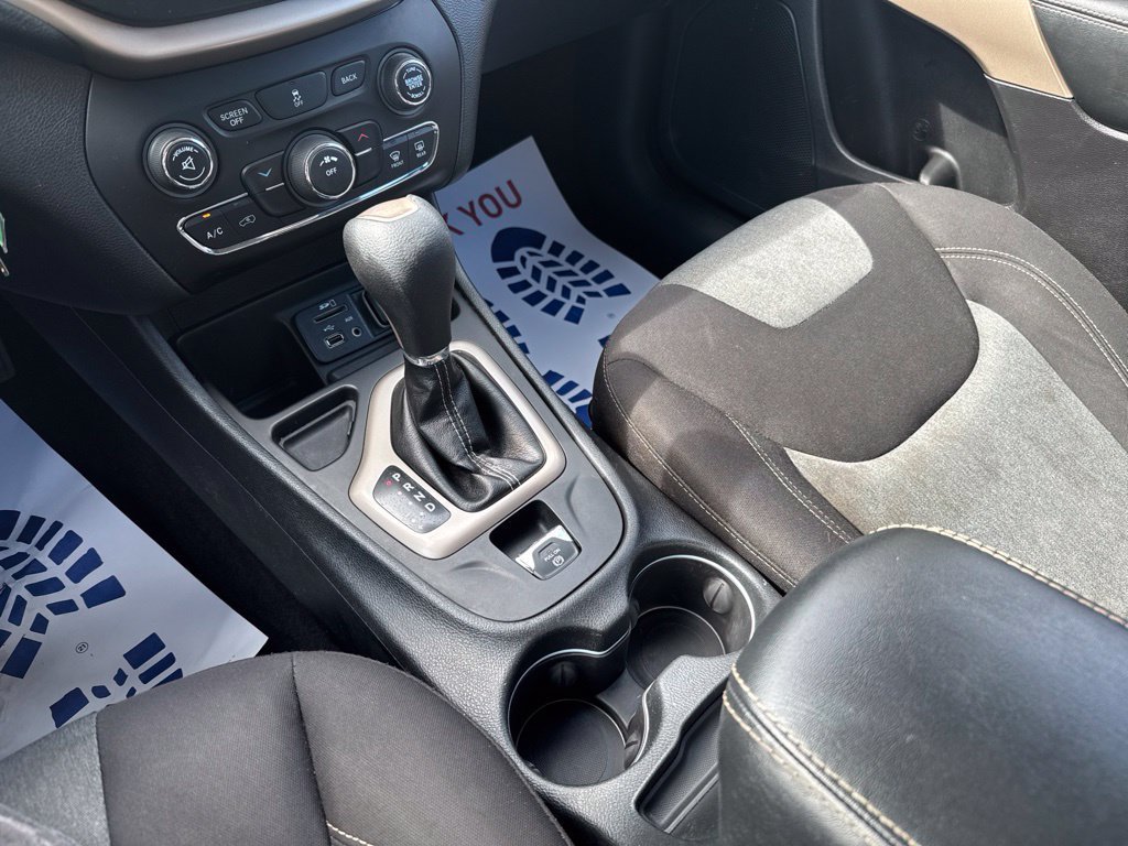 Used 2018 Jeep Cherokee Latitude w/ Cold Weather Group FWD image 18